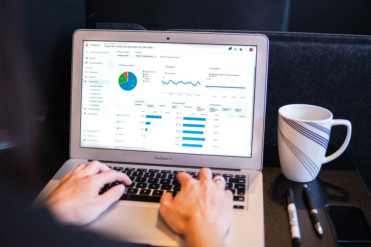 Laptop con gráficas financieras