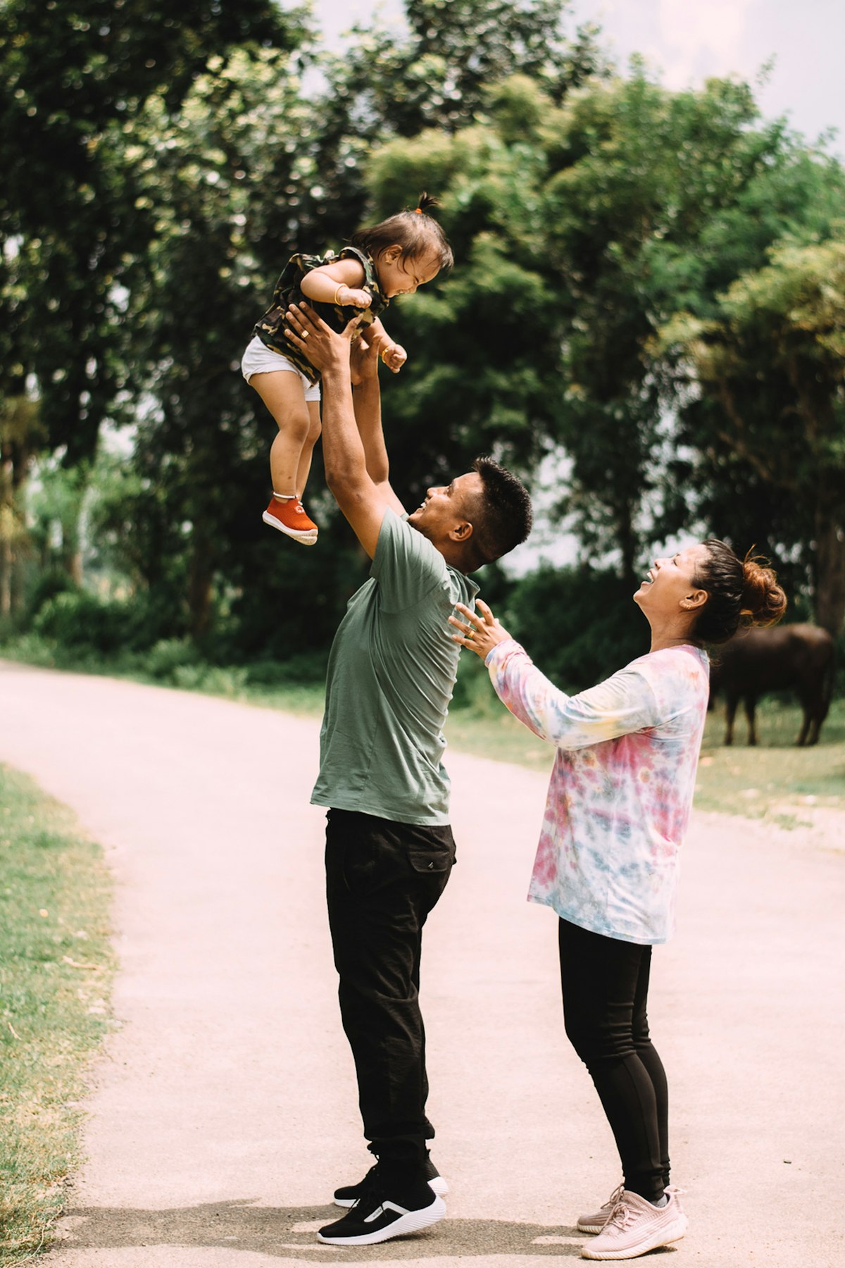Familia feliz al aire libre