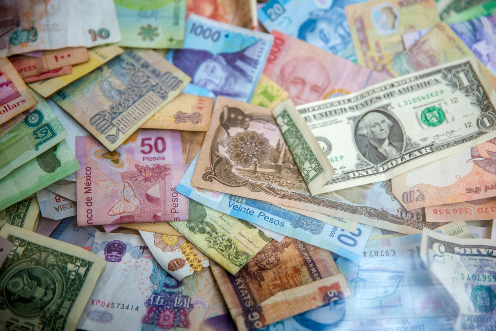 Billetes de distintos países, incluyendo dólares y pesos