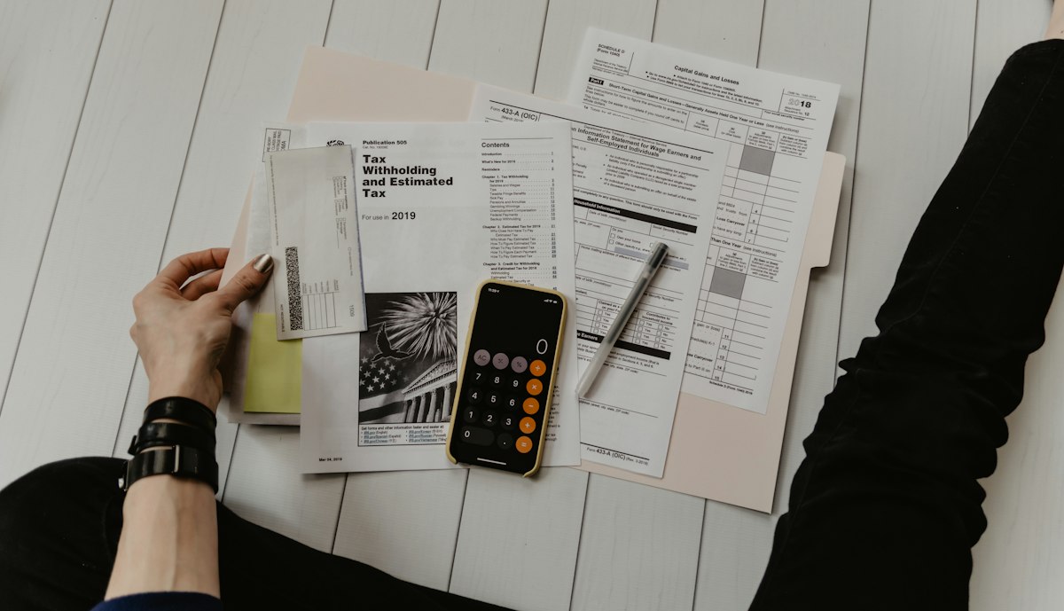 Persona revisando documentos con calculadora