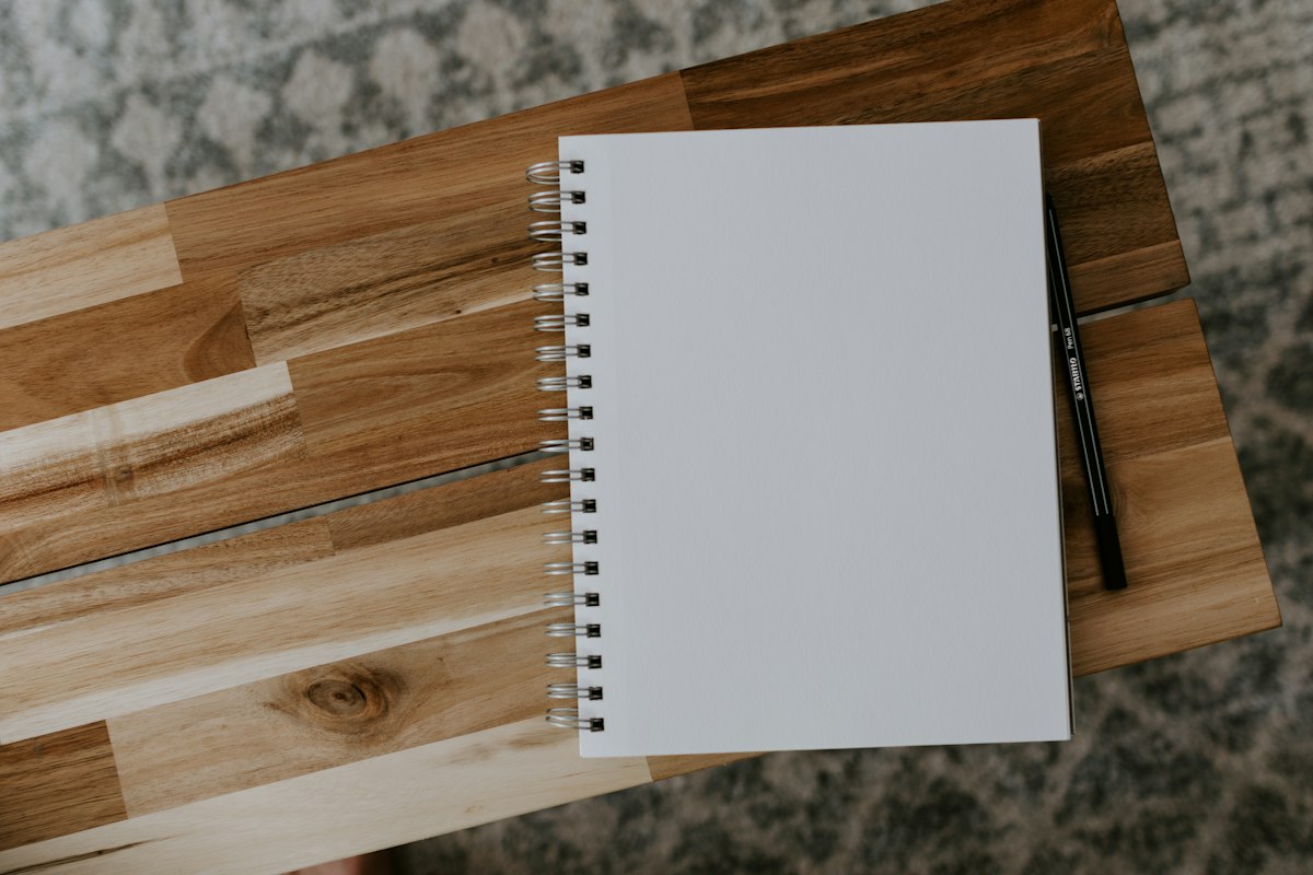Libreta en blanco sobre escritorio