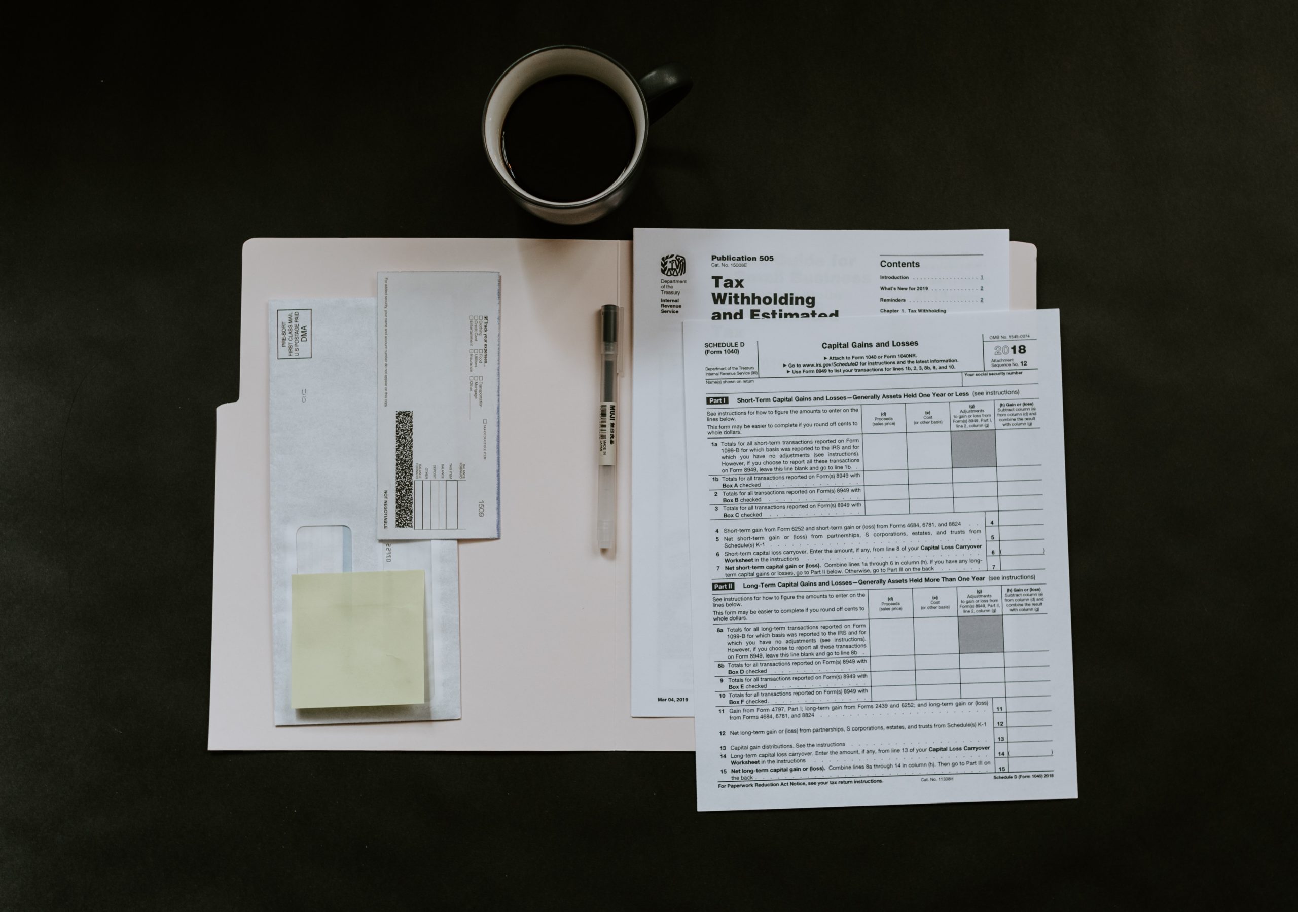 Formularios de impuestos del IRS sobre un escritorio