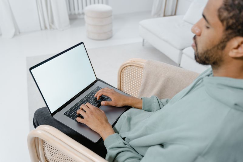 Trabajador independiente usando su laptop en casa